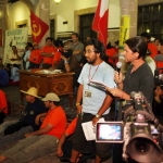 Representantes de los Medios Alternativos de Comunicacion que acompanan al Subcomandante Insurgente Marcos, Delegado Zero para La Otra Campana del EZLN en su recorrido por el pais presentaron la revista Palabras de La Otra durante reunion con adherentes en la Preparatoria numero 1 de la Universidad Michoacana de San Nicolas de Hidalgo. en la capital Michoacana. Foto: Moysés Zúñiga Santiago.